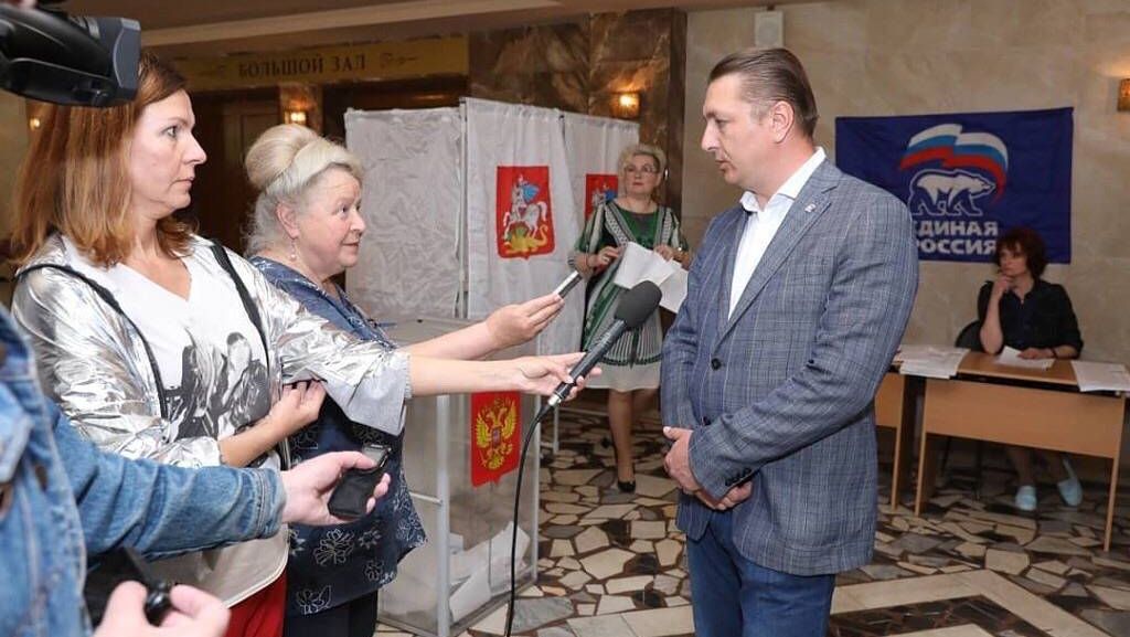 Андрей Кулаков разговаривает с журналистами во время выборов в мае