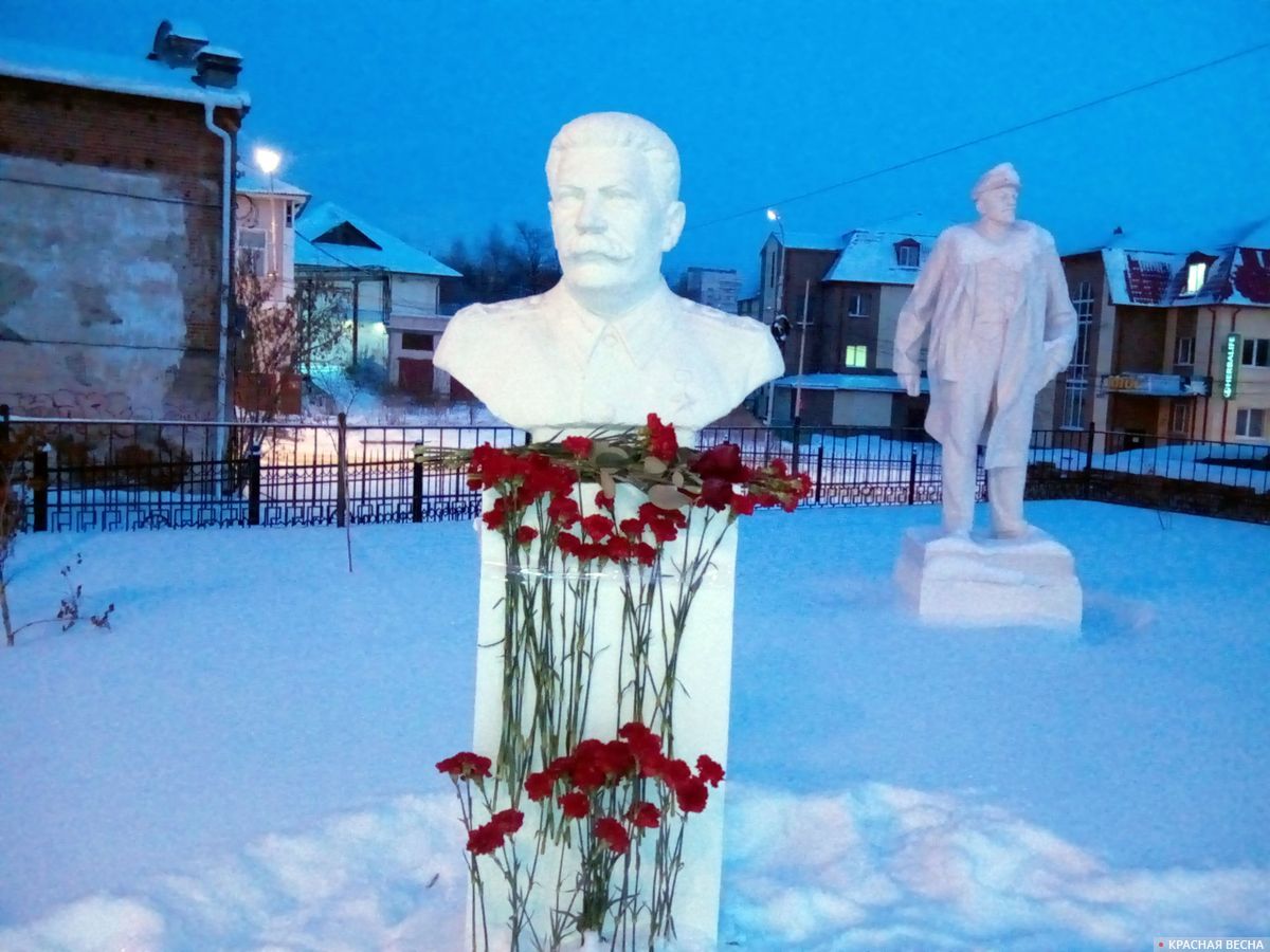 Гвоздики и красные розы у памятника Сталину