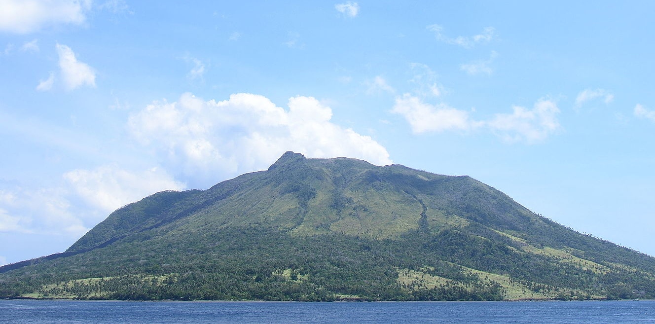 Вид на вулкан Руанг. Индонезия