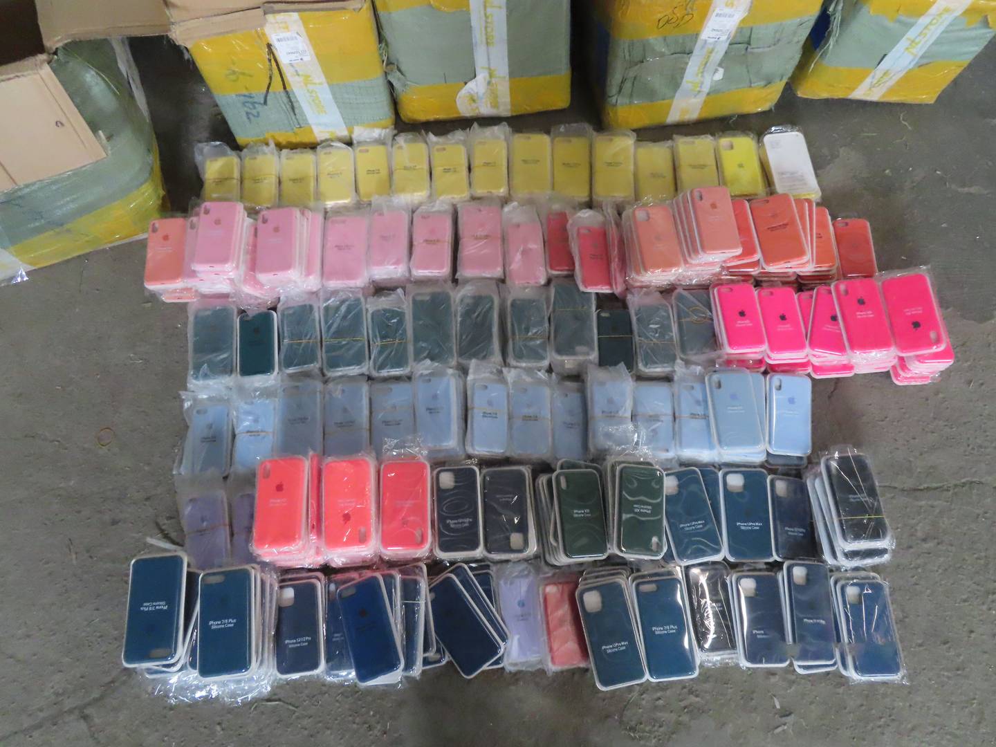 Контрафактные чехлы для смартфонов