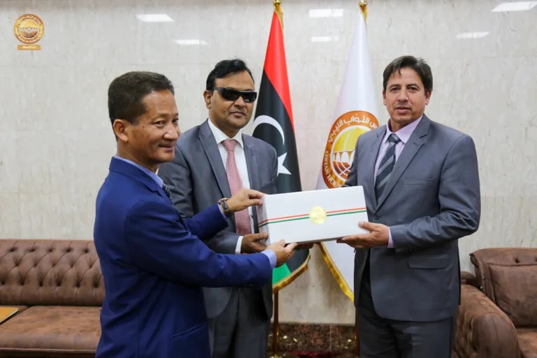 Председатель комитета по иностранным делам парламента Ливии Юссеф Акури (справа) и представители правительства Индии