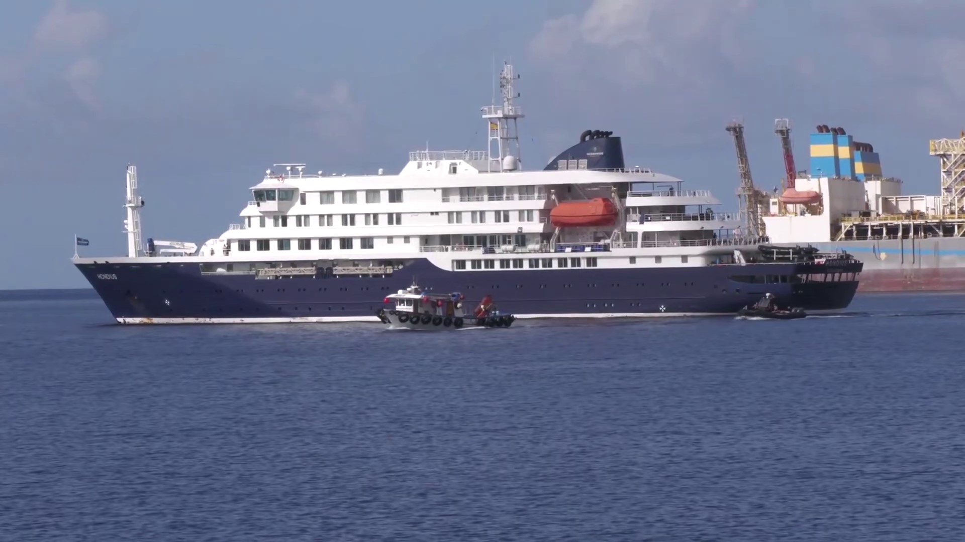 Судно MV Hondius, на котором произошла вспышка вируса Andes, стоит на якоре в порту Гранадилья. 2026