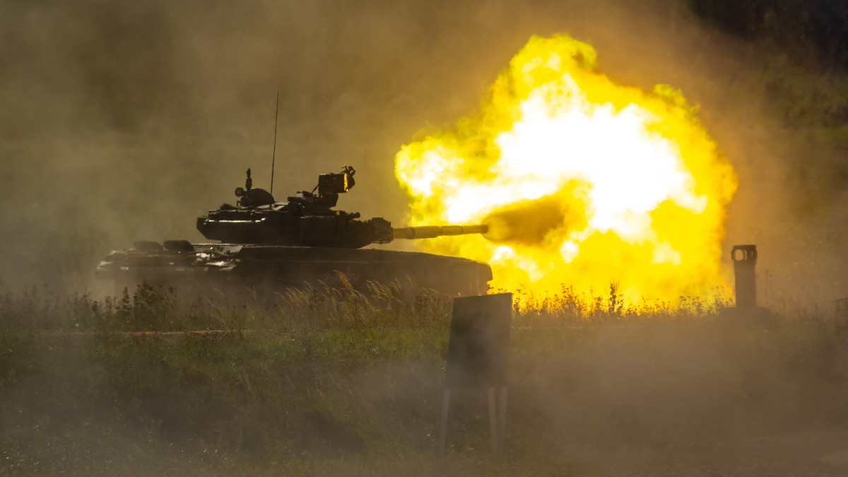 Танк Т-72Б ведет огонь