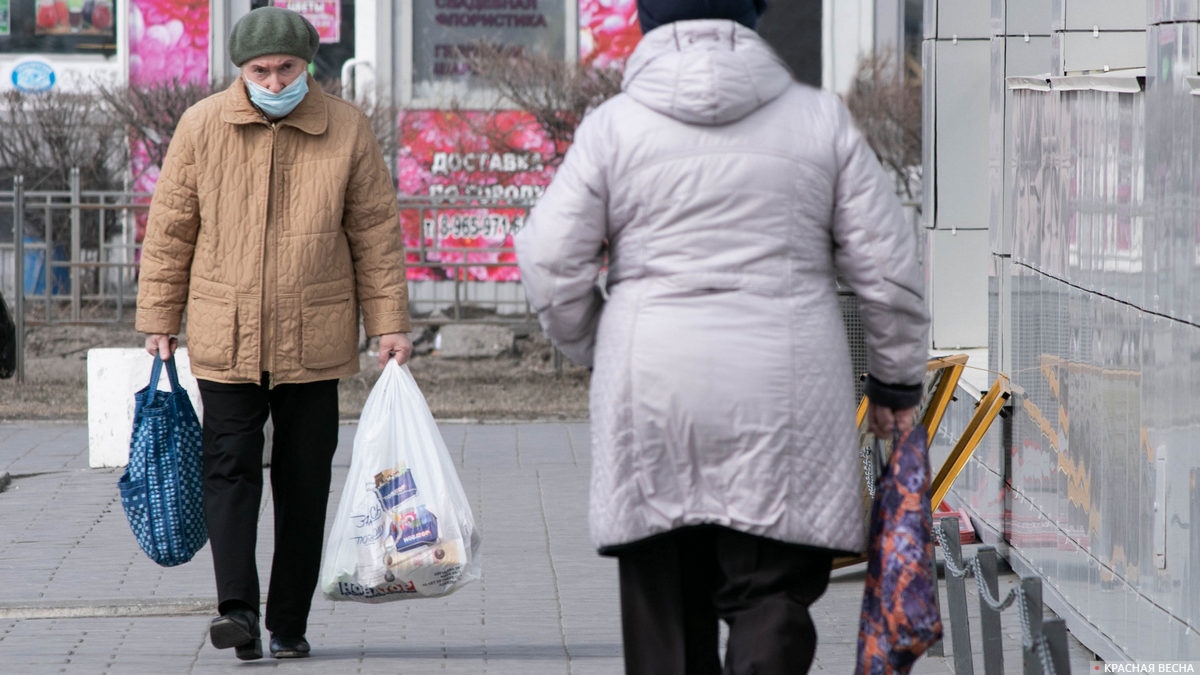 Пожилая женщина в медицинской маске