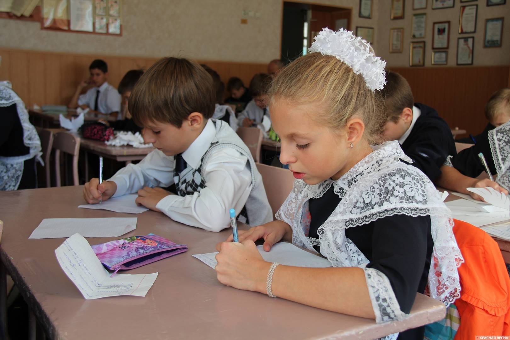 Ученики за партами. Макеевка