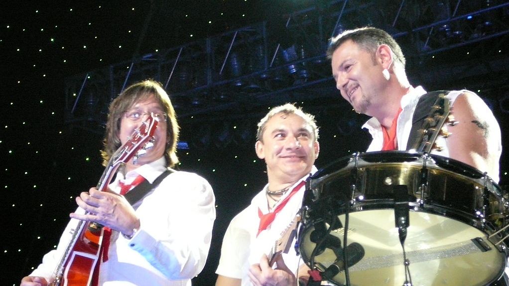 Максим Леонидов (справа). Концерт бит-квартета «Секрет»