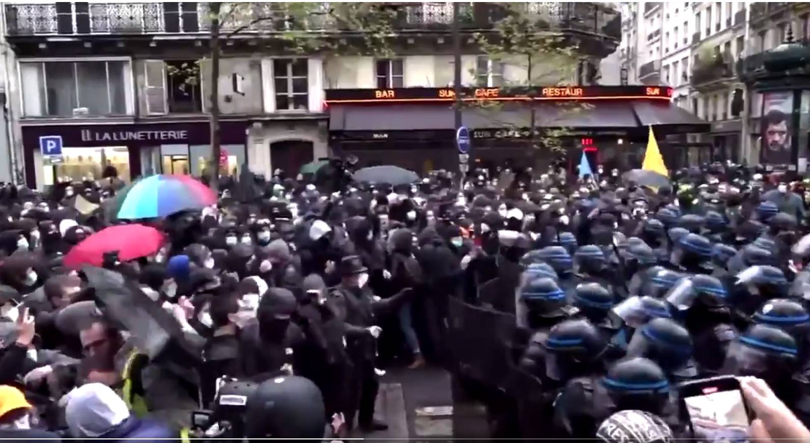 Цитата из видео митинга на странице Préfecture de Police в Тwitter