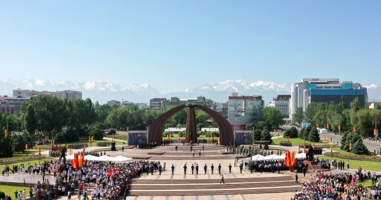 Площадь Победы в Бишкеке 9 мая