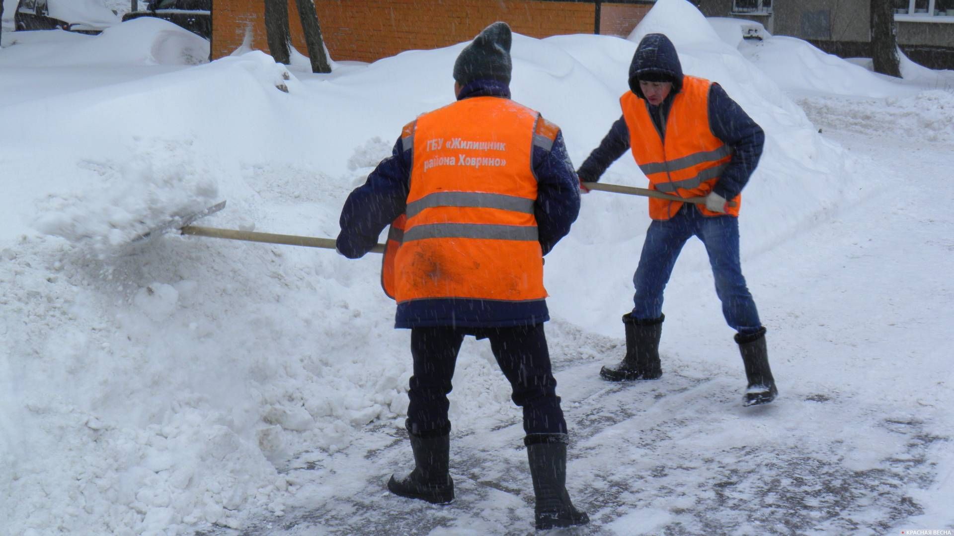 Гастарбайтеры, уборка снега