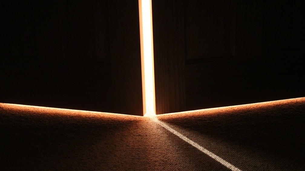 Щель в двери