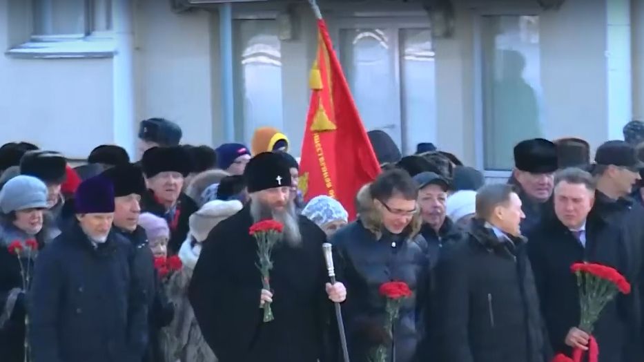 Митрополит Никодим (в центре) и другие участники церемонии возложения цветов к бюсту А. И. Покрышкина в Новосибирске.
