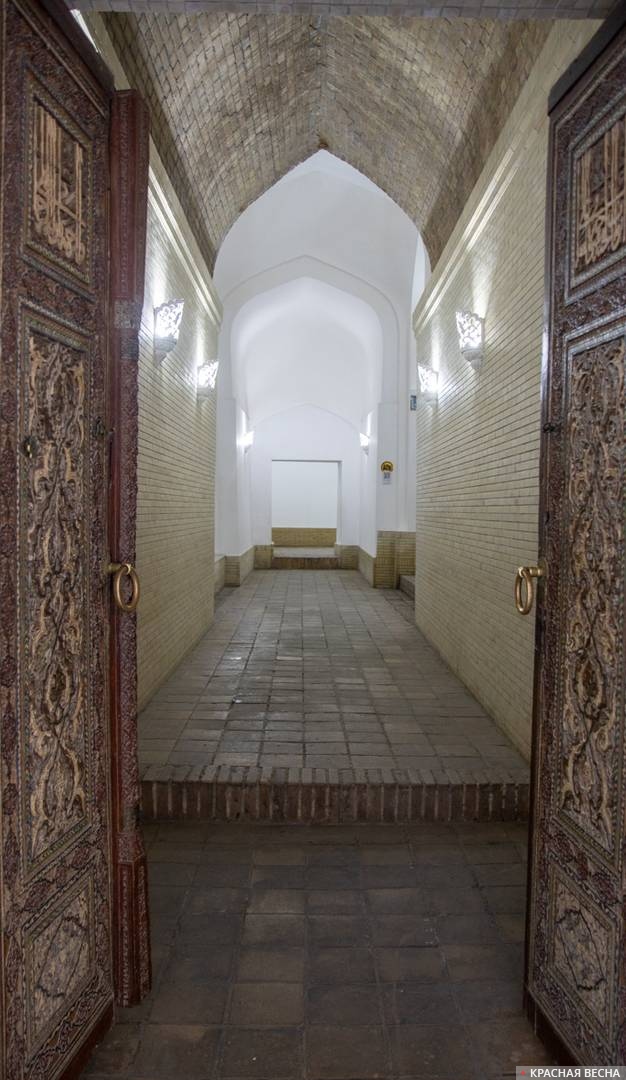 Двери в в мавзолей Кусама ибн Аббаса