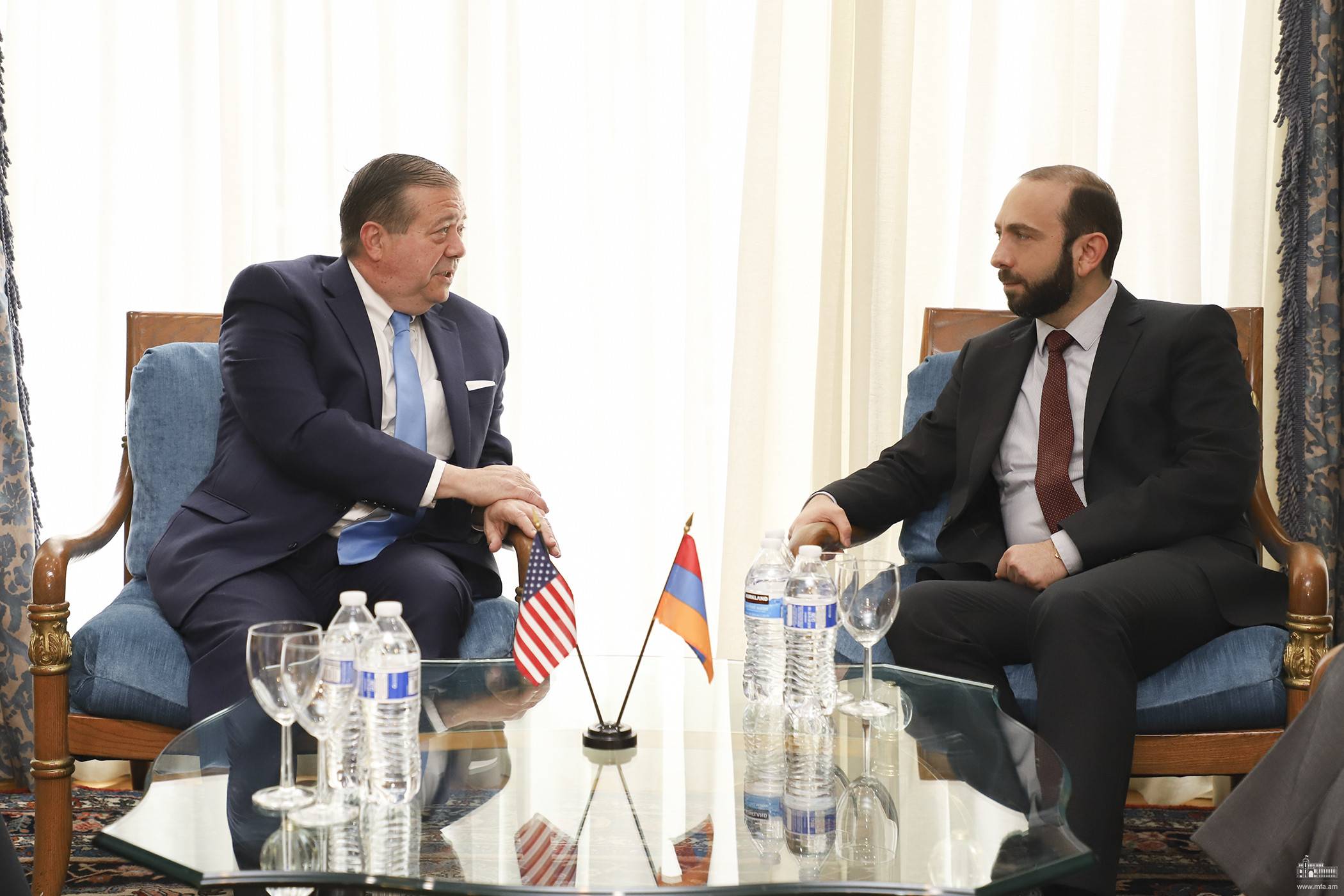 Стивен Никс и министр иностранных дел Армении Арарат Мирзоян в Вашингтоне