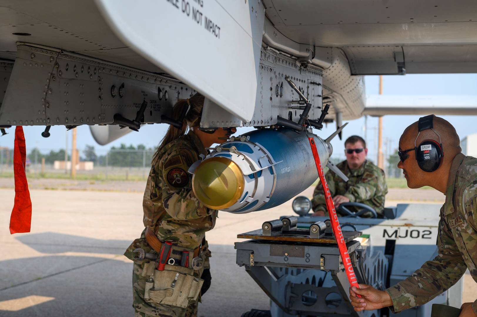 Американские военные завершают подвеску на пилон боеприпаса Joint Direct Attack Munition (JDAM) на основе бомбы GBU-38
