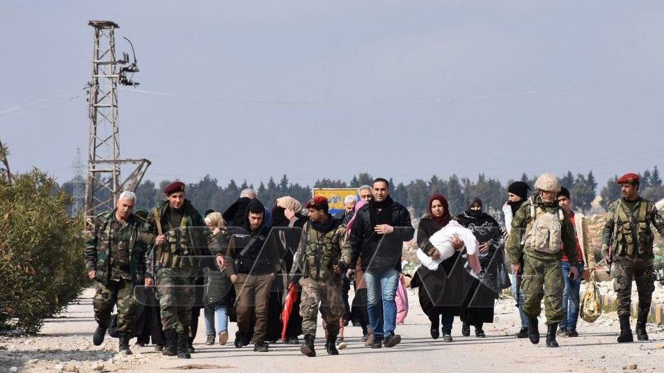 Семьи выходят из захваченных районов Идлиба под прикрытием САА