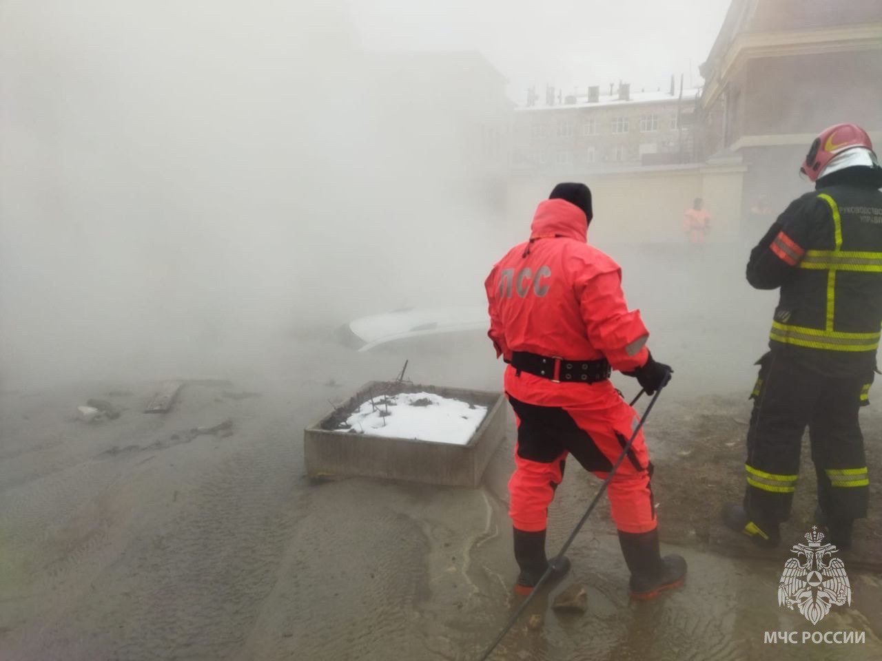 Спасатели МЧС России пришли на помощь пассажирам автомобиля, провалившегося под асфальт в Адмиралтейском районе Санкт-Петербурга