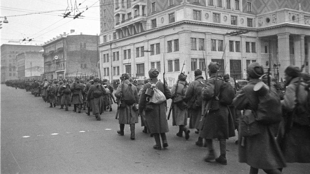 Москва, войска идут на фронт, 1 ноября 1941 г.