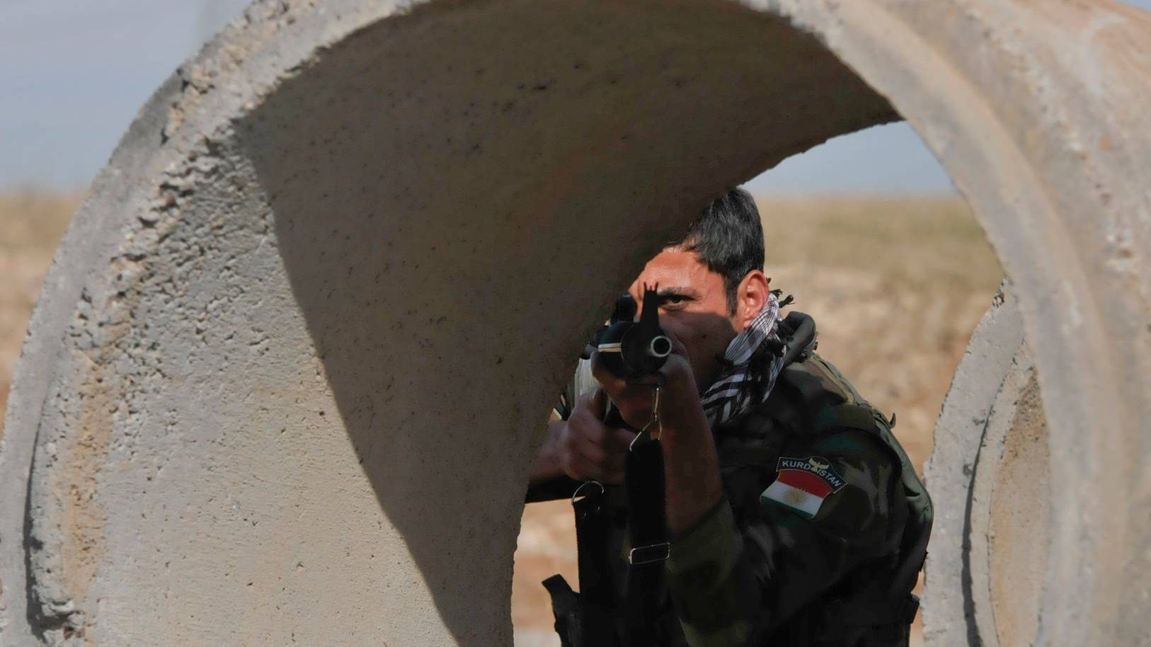 Солдат курдского ополчения готовится контратаковать