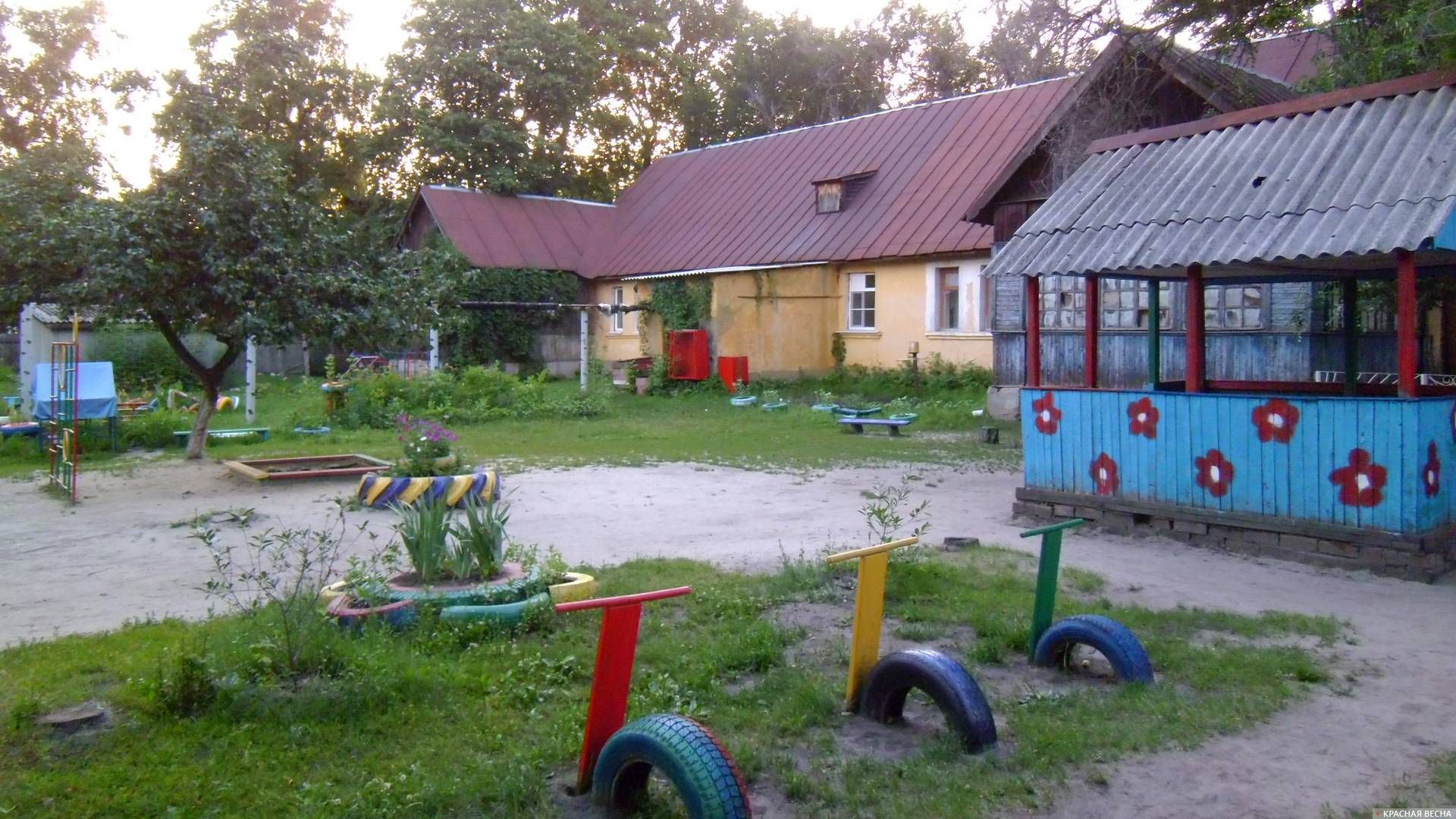 Пустая площадка детского сада