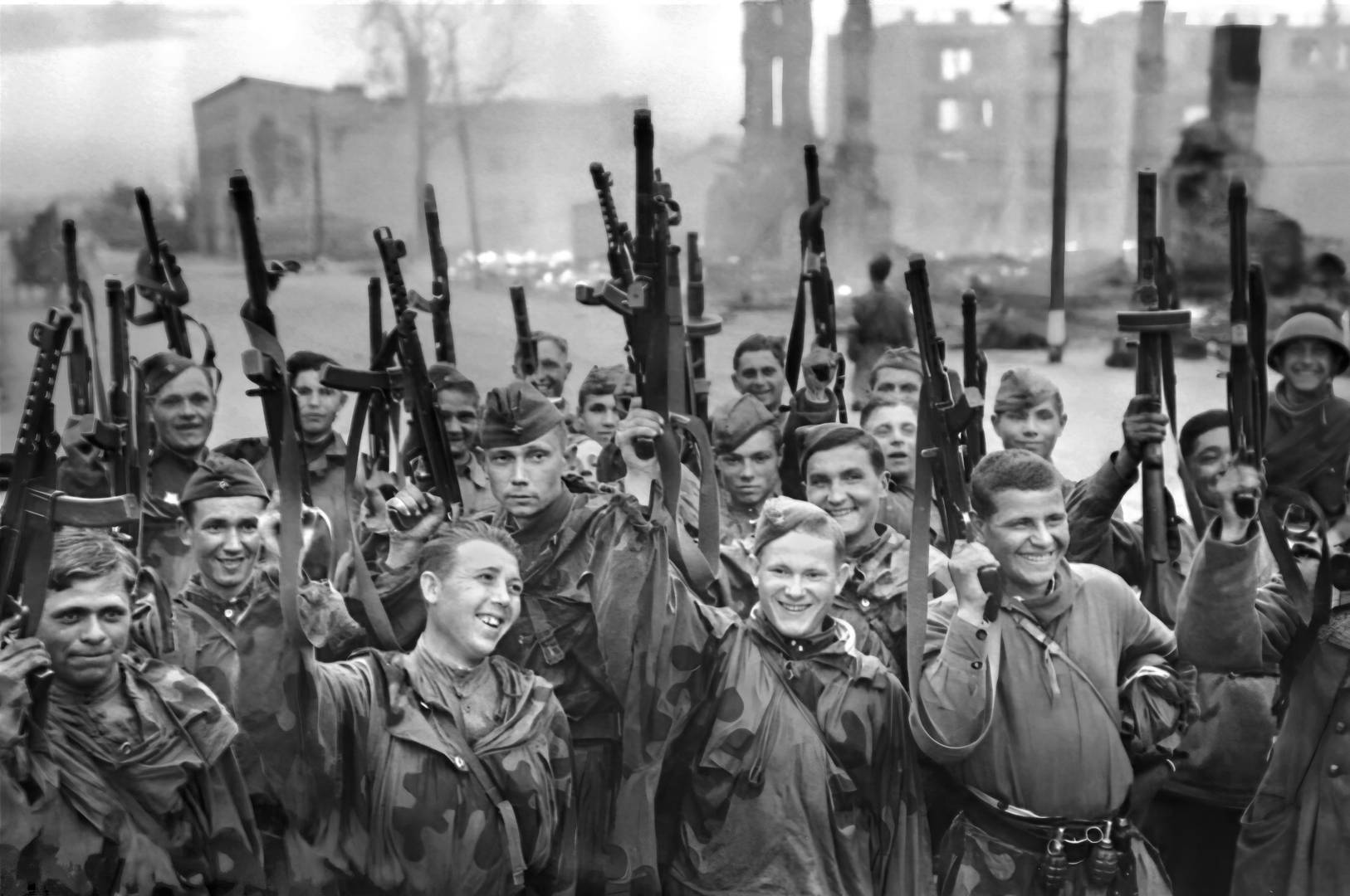 Советские бойцы салютуют в честь освобождения Выборга. 1944