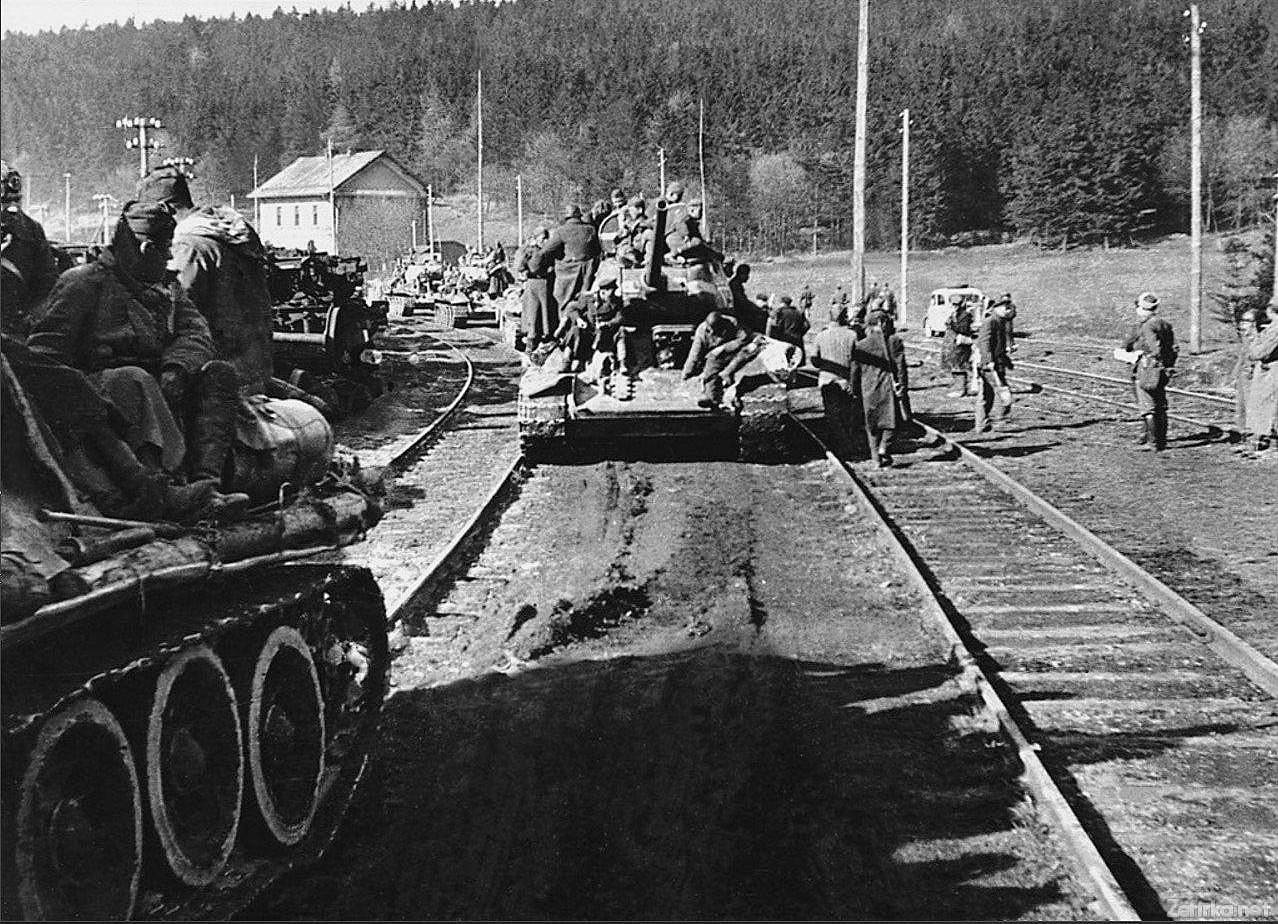 Танки Т-34-85 63-й гвардейской Челябинской танковой бригады во время марш-броска на Прагу. Май 1945 г.