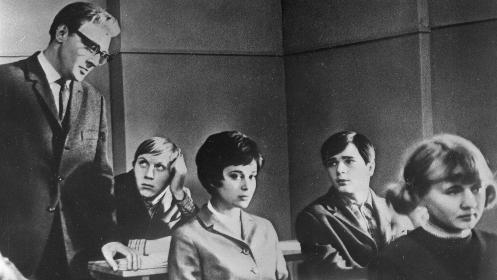 Старшеклассники и учитель на уроке