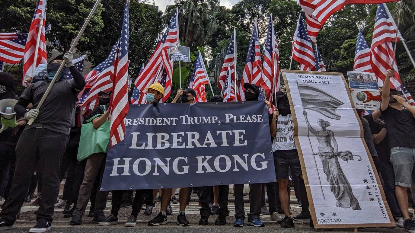 Протестующие Гонконга с флагами США