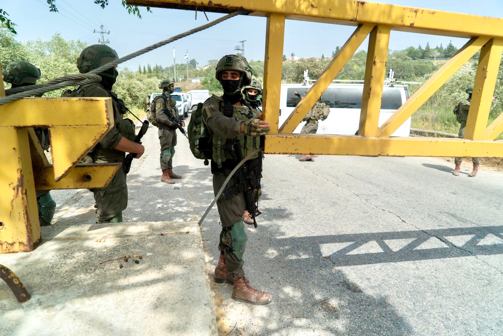 Израильские силы в ходе поиска террористов на Западном берегу