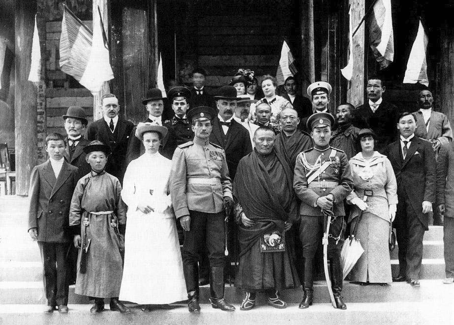 Группа петербургский буддистов у входа в храм. Агван Доржиев в первом ряду в центре. 1914 г.
