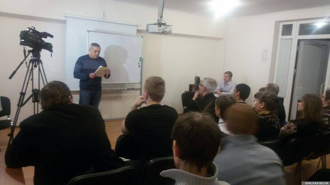 Экономист, пенсионер Михаил Онищенко выступает на конференции в Миассе