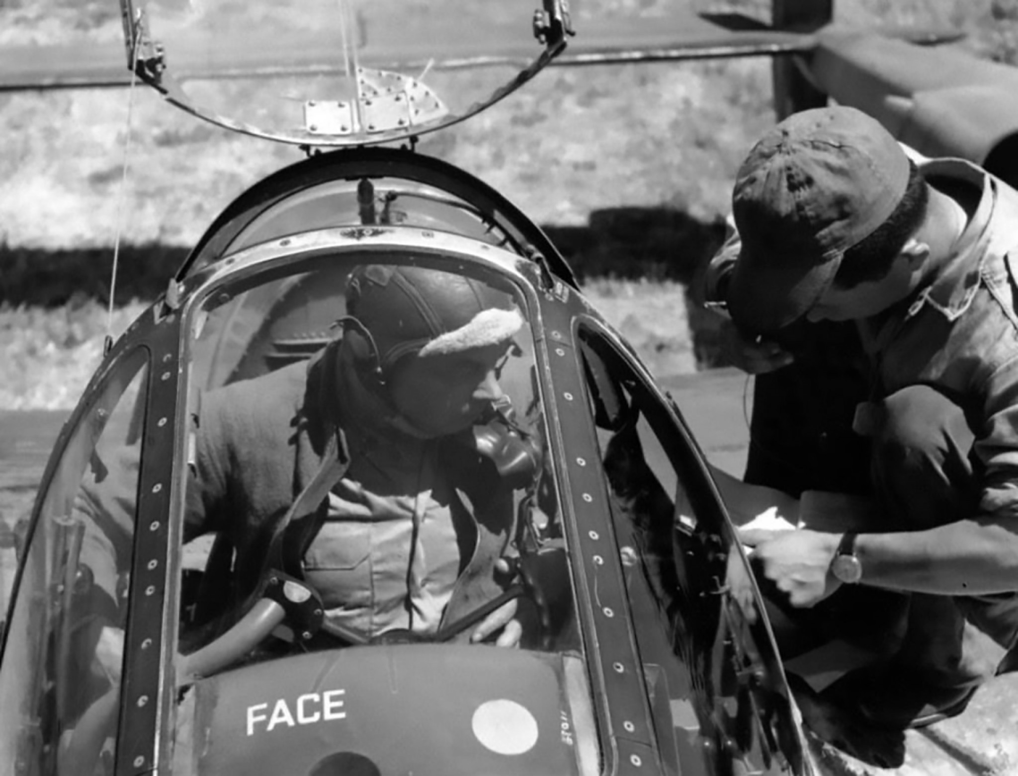 Антуан де Сент-Экзюпери в кабине самолета