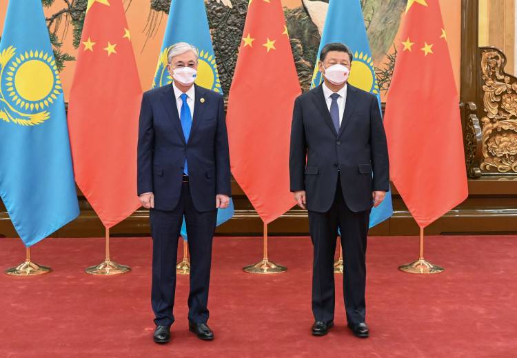 Президент Казахстана Касым-Жомарт Токаев (слева) и председатель Китая Си Цзиньпин