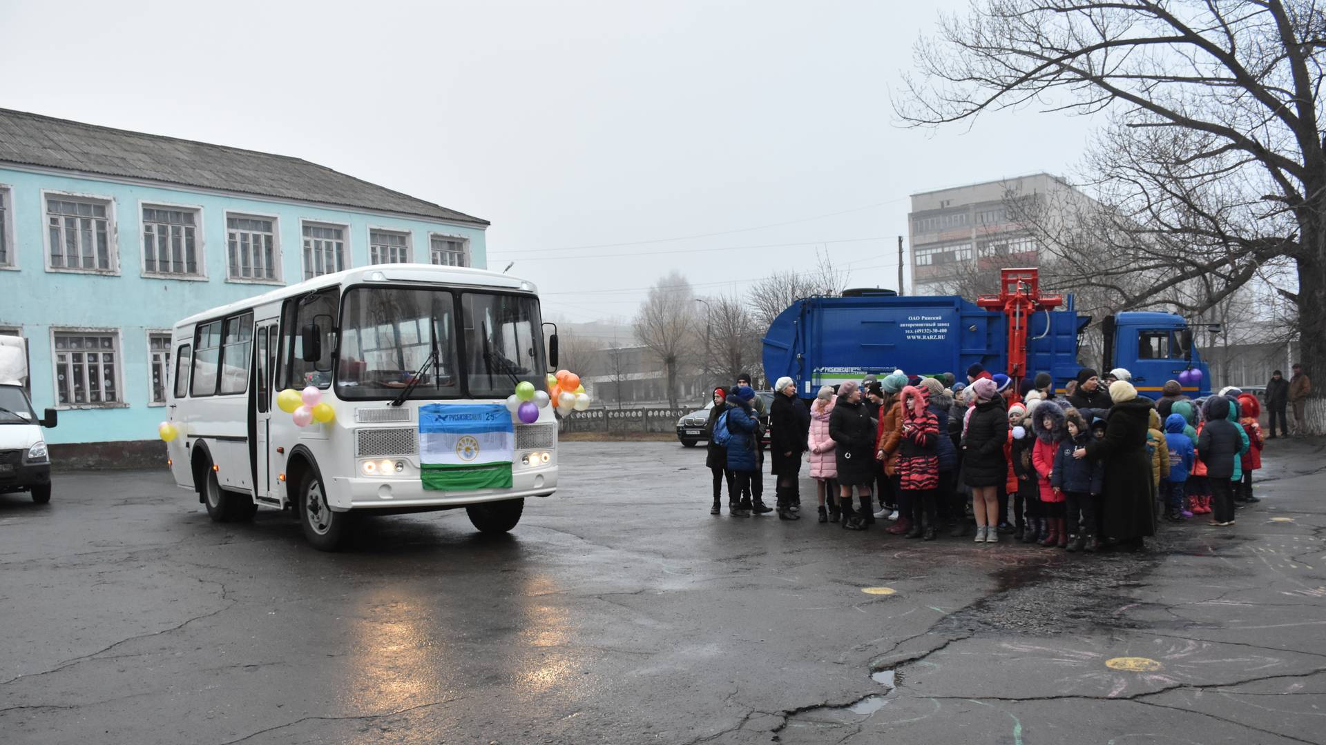 Автобус для 22 школы и Камаз для города Петровское. Подарок из Башкирии