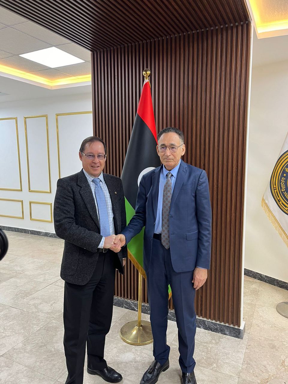 Посол России в Ливии Айдар Аганин и министр экономики и торговли Временного правительства национального единства Ливии Мохаммед Аль-Хувейдж