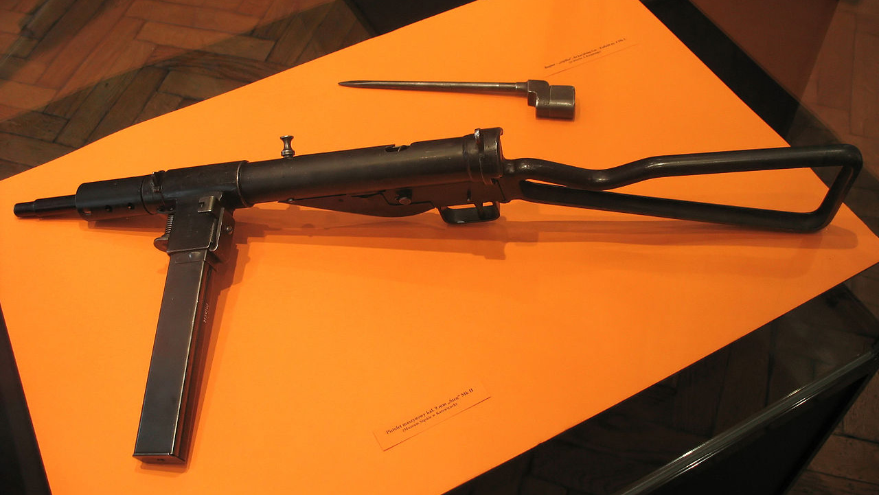 Пистолет-пулемет STEN — одно из основных оружий Аргентинского антикоммунистического альянса