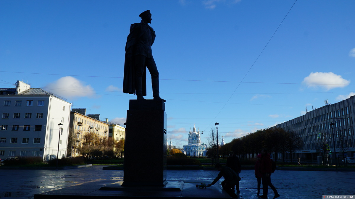 Возле памятника Феликсу Эдмундовичу Дзержинскому. Санкт-Петербург. 7 ноября 2020 года