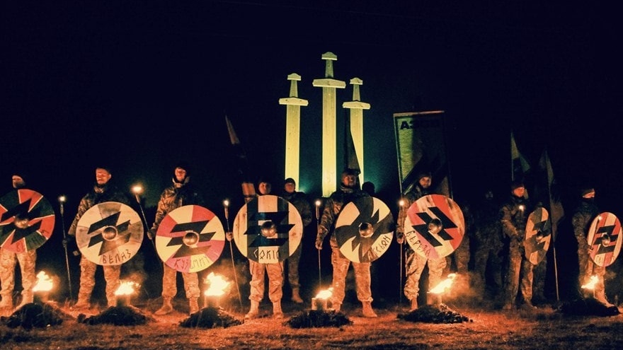 Фашисты из «Азова» (Организация, деятельность которой запрещена в РФ) проводят обряд почитания погибших