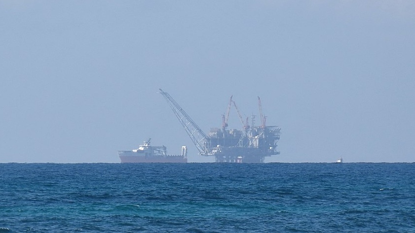 Газовая платформа в море
