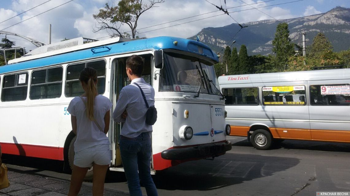 Крым. Автобусная остановка