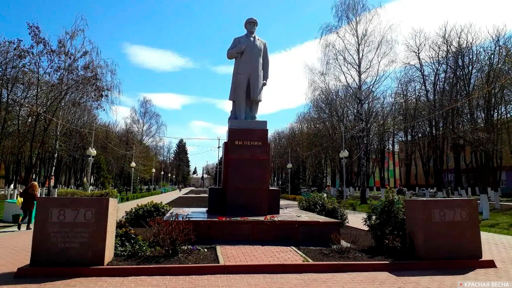 Памятник В. И. Ленину на площади им. Ленина. Губкин. 23 апреля 2020 года
