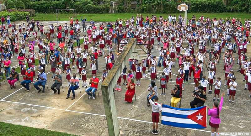Первая школьная линейка в маленьком городке провинции Пинар-дель-Рио 15 ноября 2021 г.
