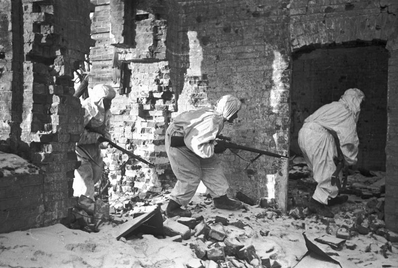 Советские снайперы выходят на огневую позицию в разрушенном Сталинграде. Легендарный снайпер 284-й стрелковой дивизии Василий Григорьевич Зайцев и его ученики отправляются в засаду. Декабрь 1942
