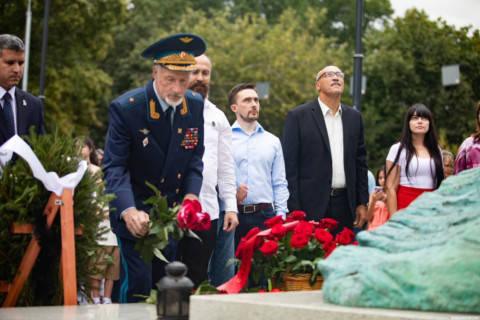 Торжественное возложение цветов у памятника Фиделю Кастро в Москве