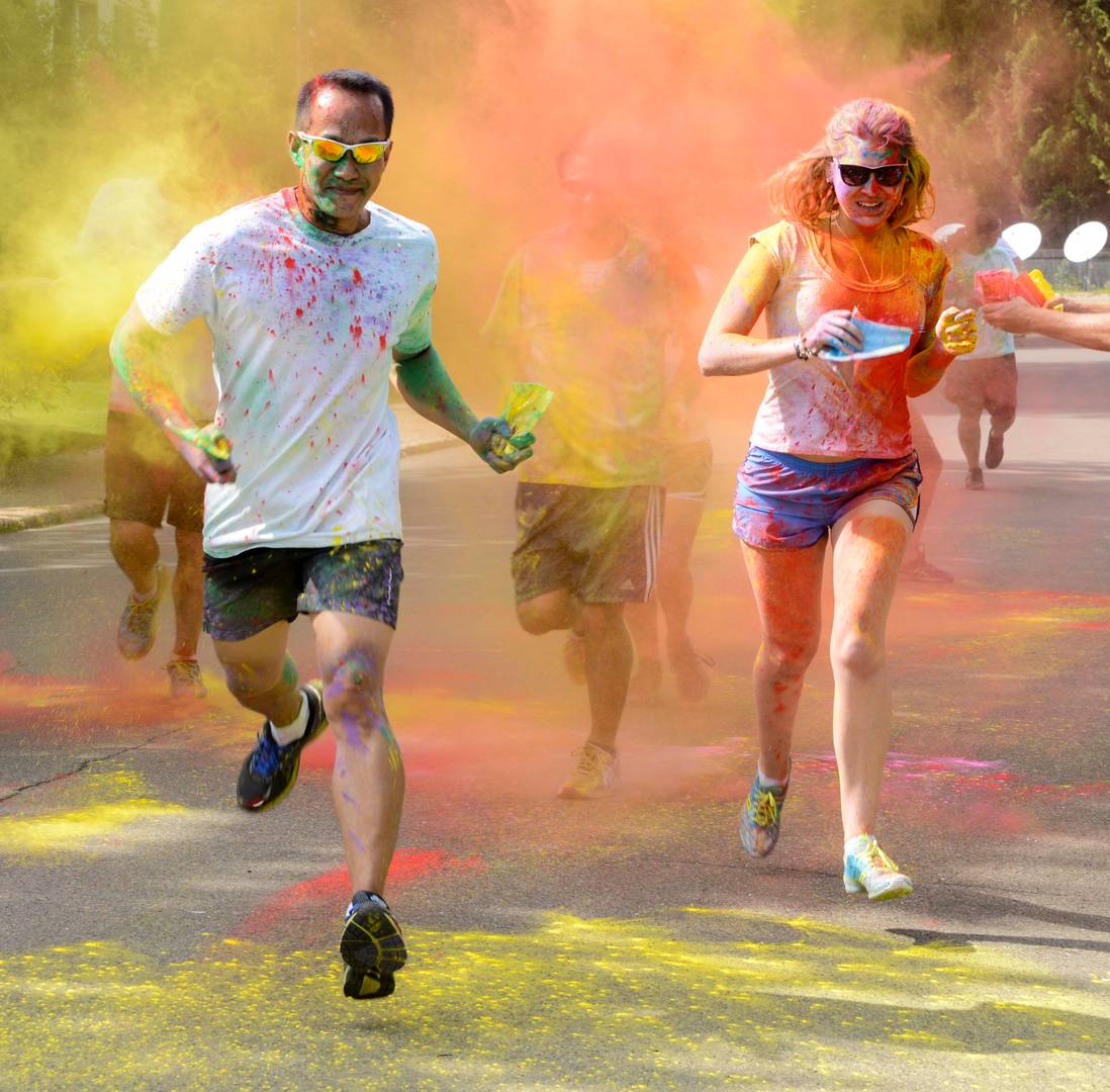 Участники забега гордости LGBTQ пускают пыль и украшают друг друга всеми цветами радуги