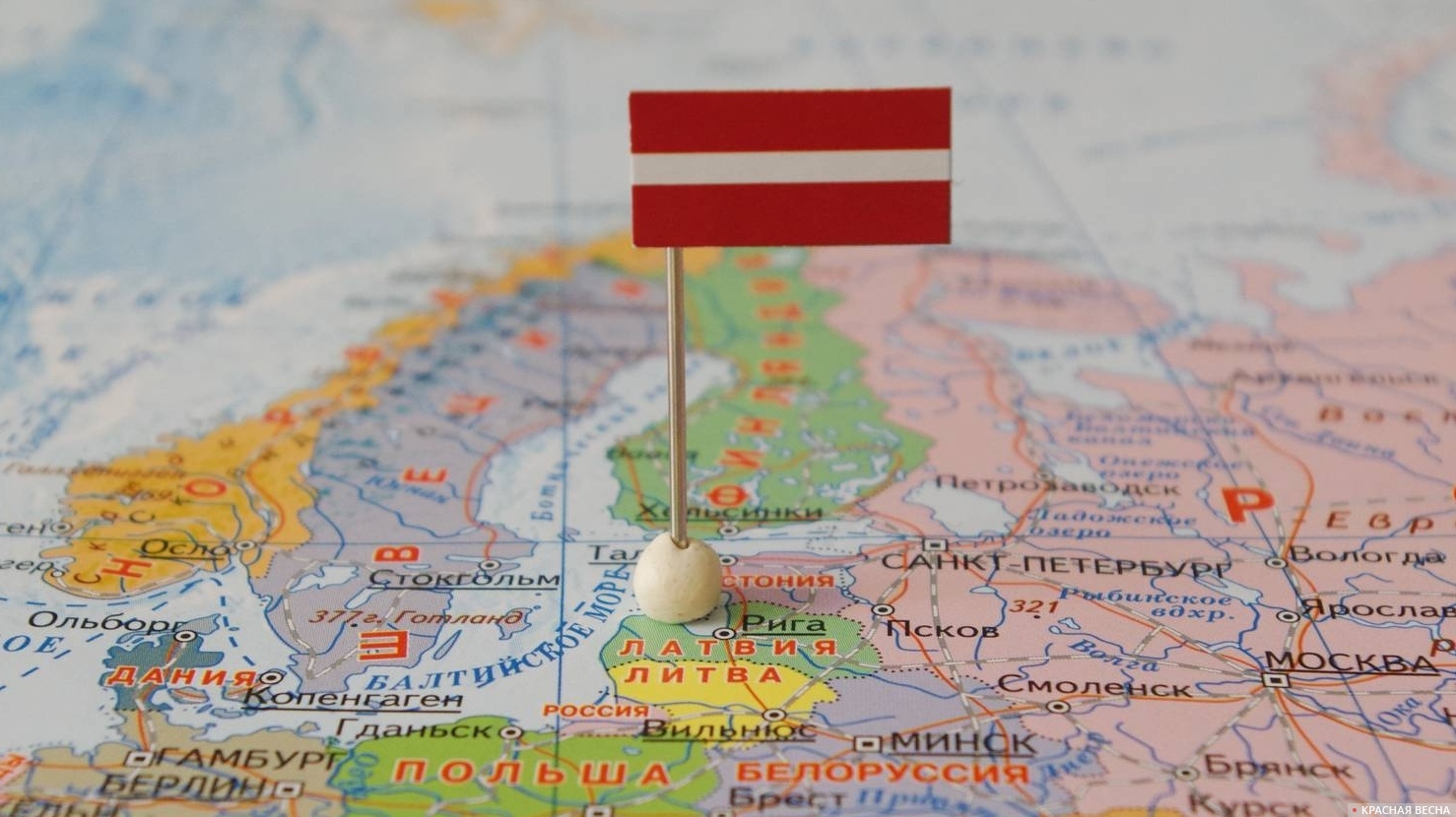 Латвия с флагом на карте мира