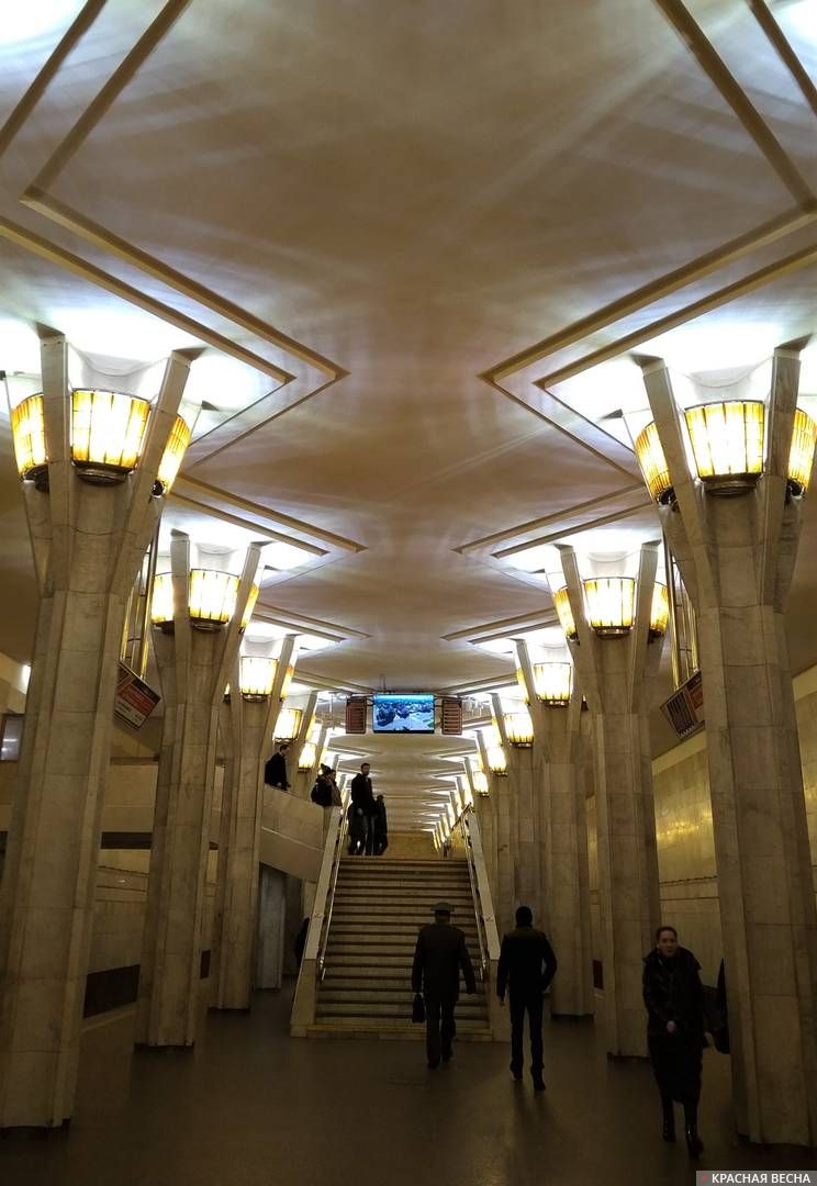 Станция метро Октябрьская - одна из главных в Минске. Но шумной ее не назовешь