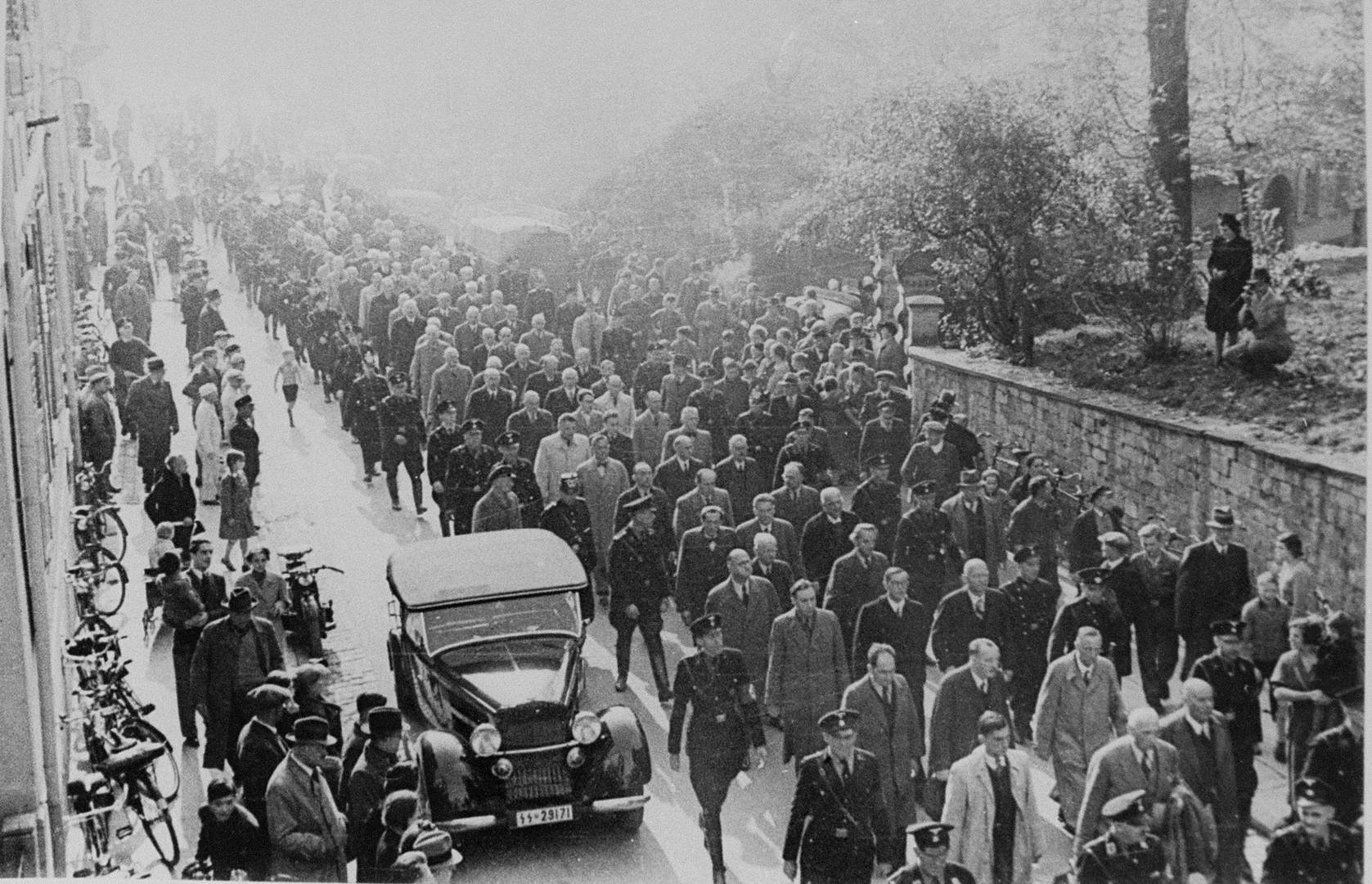 Солдаты СС конвоируют в концлагерь евреев арестованных во время Хрустальной ночи. Германия. 10•ноября 1938