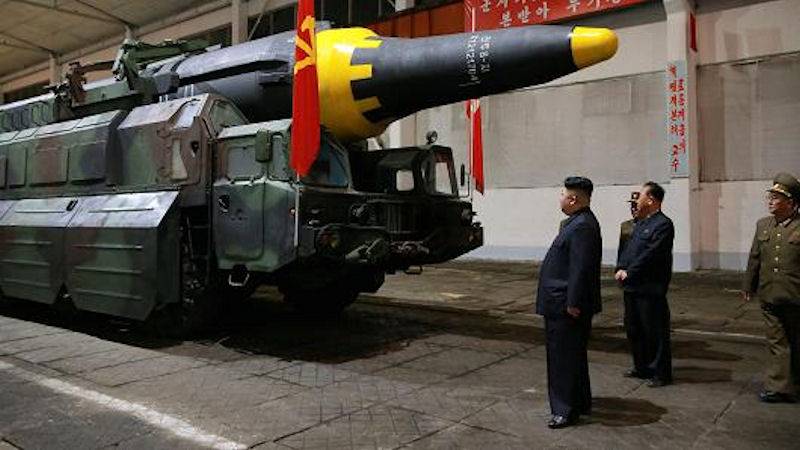 Ким Чен Ыну демонстрируют новою ракеты «Хвасон-15»