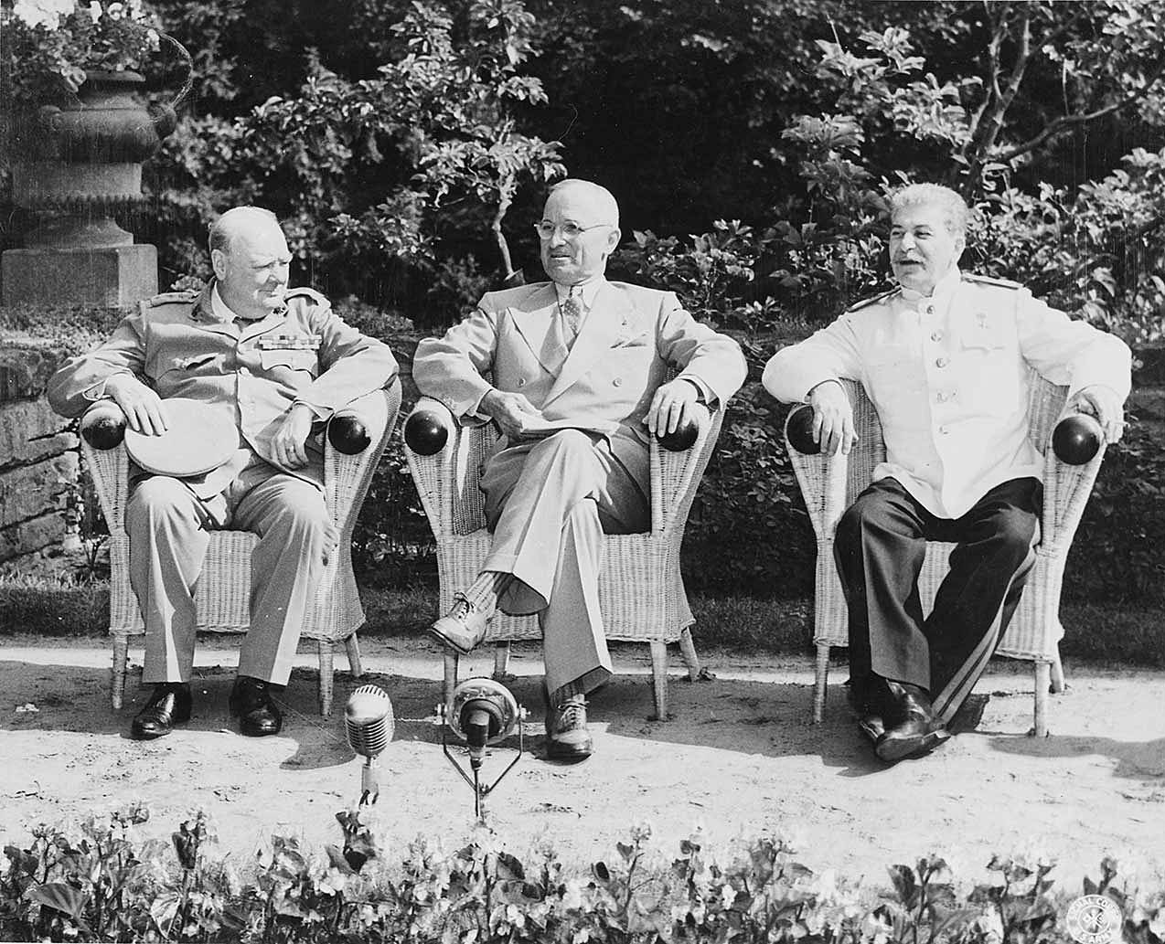 Премьер-министр Великобритании Уинстон Черчилль, президент США Гарри Трумэн и советский лидер Иосиф Сталин в Потсдаме