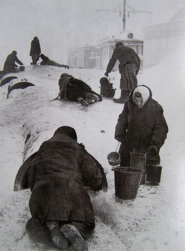 Обессиленные жители блокадного Ленинграда по дороге за водой